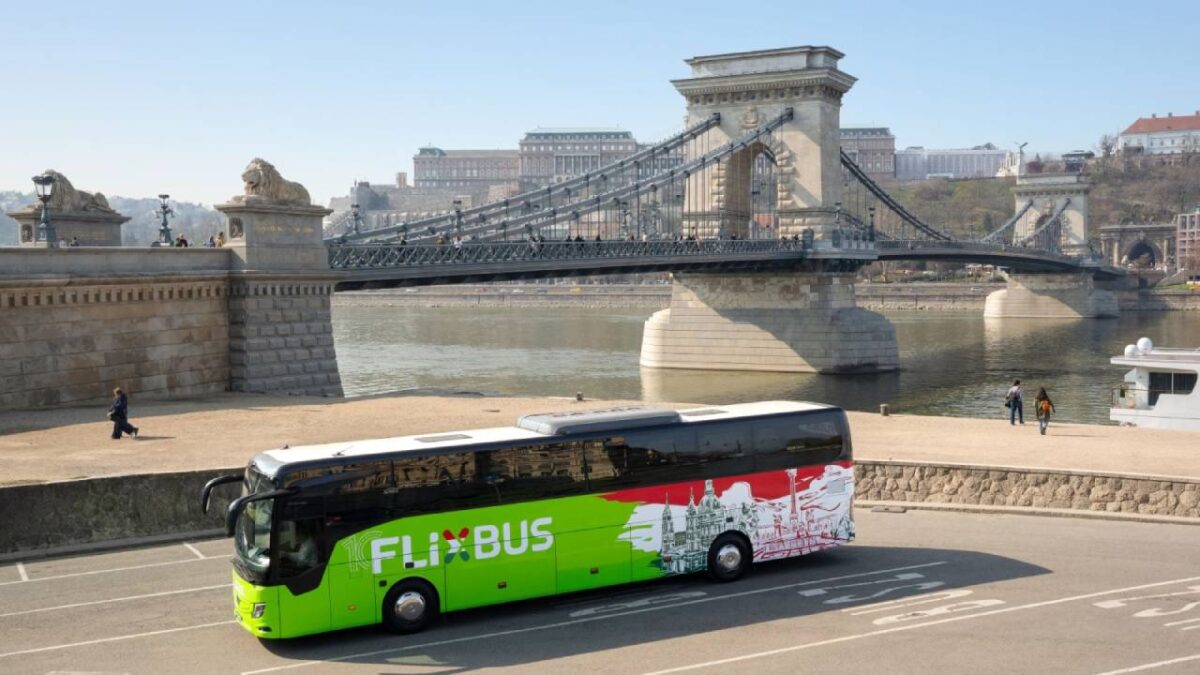 Una imagen conceptual de un autobús con el Puente de las Cadenas de fondo.