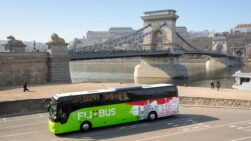 Una imagen conceptual de un autobús con el Puente de las Cadenas de fondo.