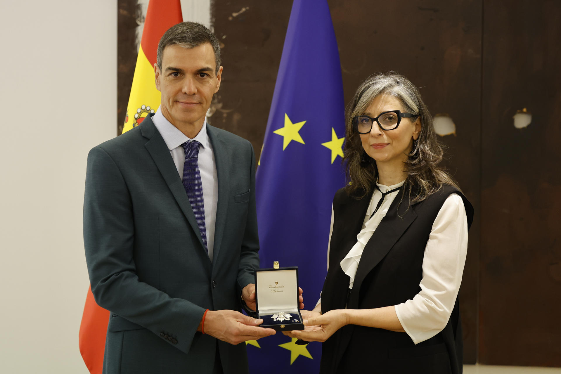 MADRID, 07/05/2026.-El presidente del Gobierno, Pedro Sánchez, preside el acto de imposición de la Encomienda de número de la Orden del Mérito Civil a la relatora especial de las Naciones Unidas para los territorios Palestinos Ocupados, Francesca Albanese, este jueves en el Complejo de la Moncloa.-EFE/ Mariscal