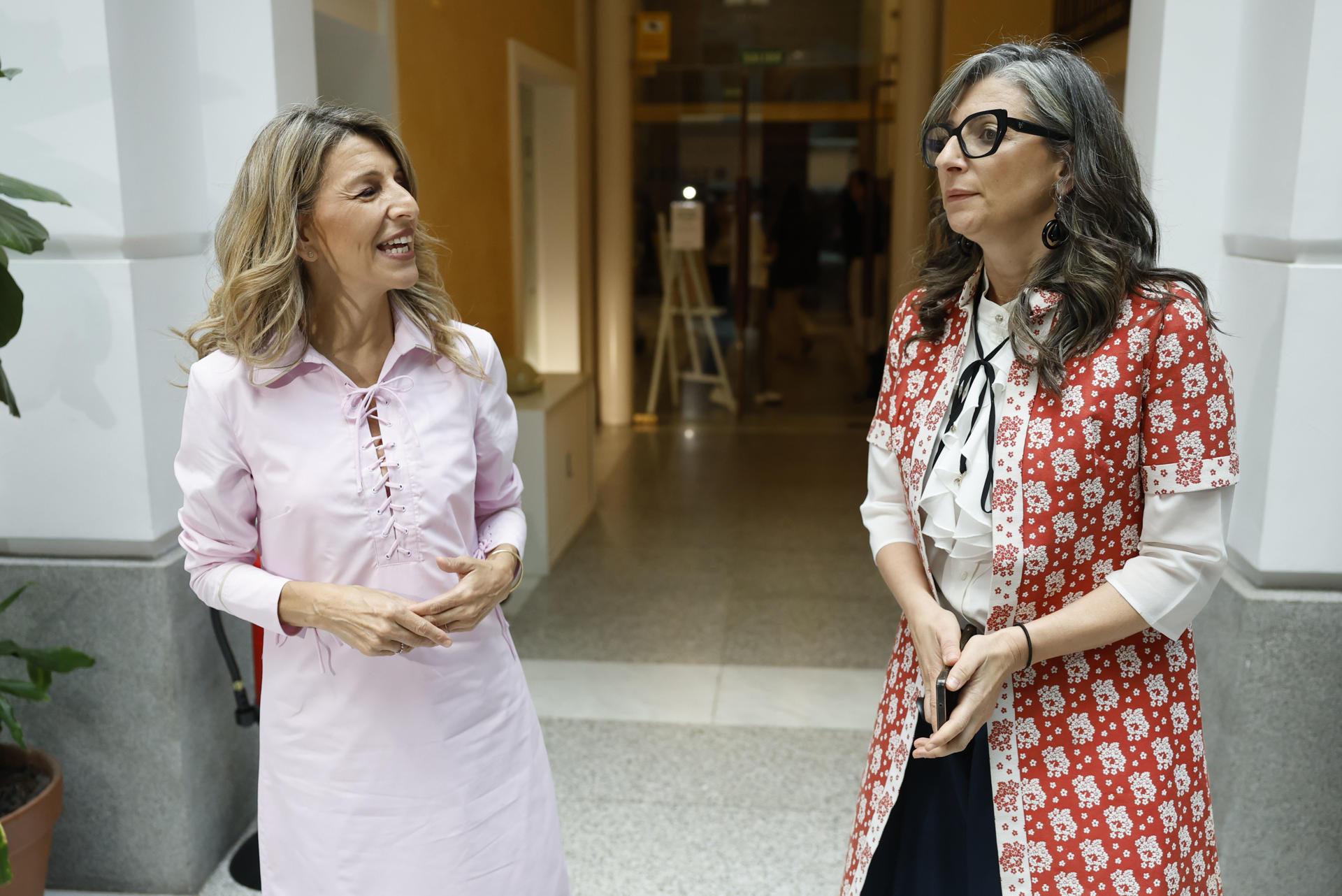 MADRID (ESPAÑA), 06/05/2026.- La vicepresidenta segunda y ministra de Trabajo, Yolanda Díaz (i) durante su encuentro con la Relatora especial de las Naciones Unidas sobre los territorios palestinos ocupados, Francesca Albanese (d) este miércoles en Madrid. EFE/ Mariscal
