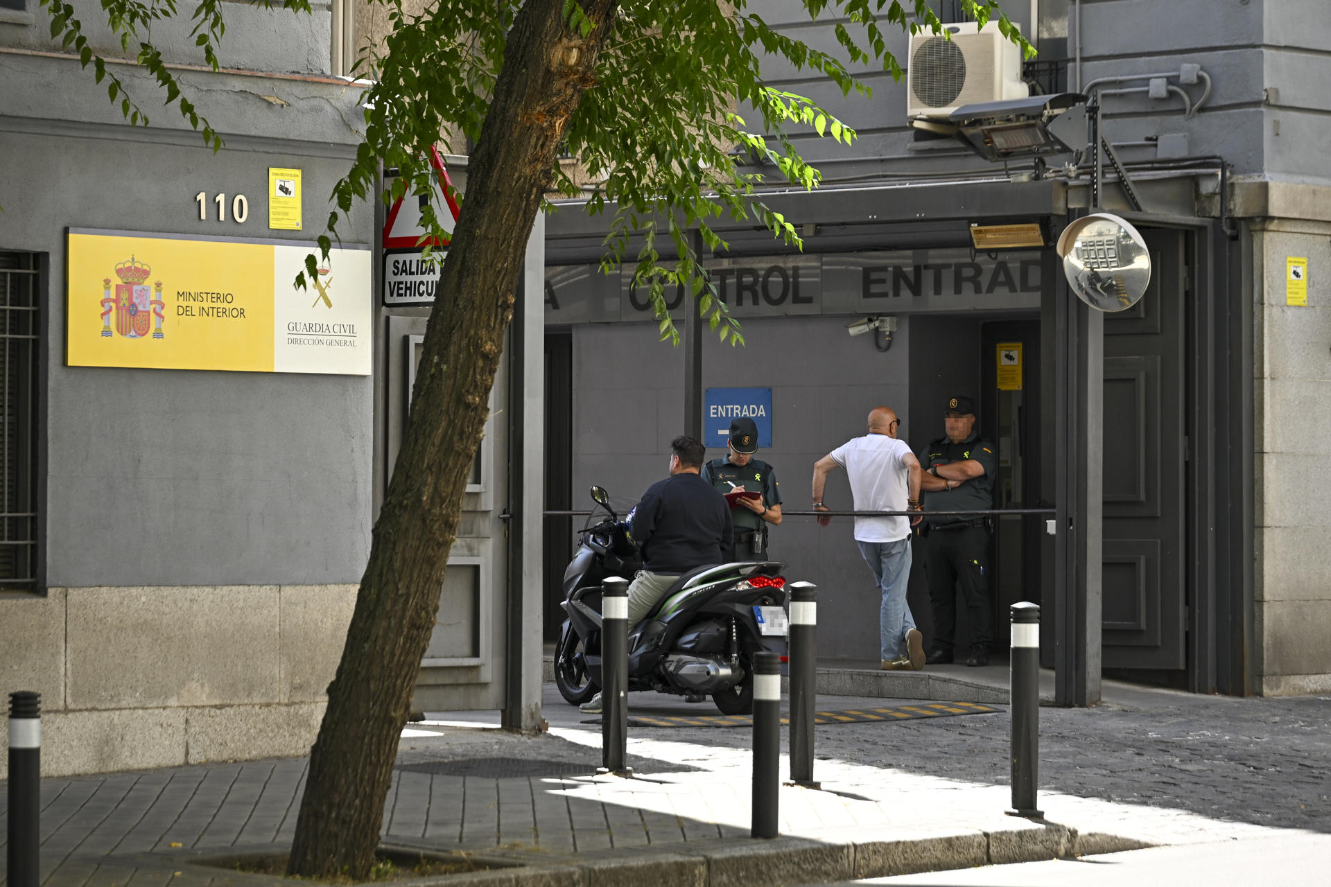 MADRID, 27/05/2026.- Agentes de la UCO acuden a la sede de la Dirección General de la Guardia Civil en Madrid, este miércoles, para recabar información relacionada con el Caso Leire que investiga el juez de la Audiencia Nacional Santiago Pedraz. EFE/ Fernando Villar
