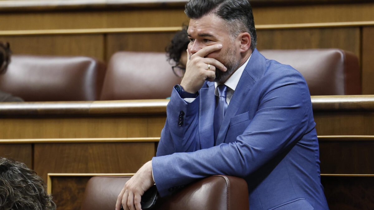 MADRID (ESPAÑA), 20/05/2026.- El portavoz parlamentario de ERC, Gabriel Rufián tras su intervención este miércoles en el pleno del Congreso, que celebra sesión de control al Ejecutivo. La imputación del expresidente José Luis Rodríguez Zapatero en la causa de Plus Ultra ha causado conmoción en el PSOE y rearma al PP en su campaña de oposición a Pedro Sánchez. EFE/Chema Moya