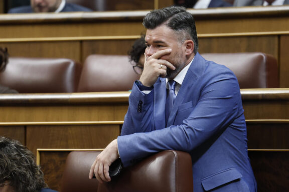 MADRID (ESPAÑA), 20/05/2026.- El portavoz parlamentario de ERC, Gabriel Rufián tras su intervención este miércoles en el pleno del Congreso, que celebra sesión de control al Ejecutivo. La imputación del expresidente José Luis Rodríguez Zapatero en la causa de Plus Ultra ha causado conmoción en el PSOE y rearma al PP en su campaña de oposición a Pedro Sánchez. EFE/Chema Moya