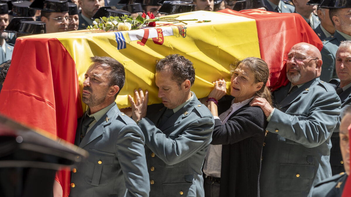 HUELVA, 09/05/2026.- Salida del funeral en honor a los dos agentes de la Guardia Civil fallecidos, este sábado en la Iglesia de la Concepción de Huelva (Andalucía). Dos agentes de la Guardia Civil fallecieron al chocar dos embarcaciones del cuerpo mientras perseguían una narcolancha a 80 millas de la costa de Huelva. EFE/Alberto Di´az