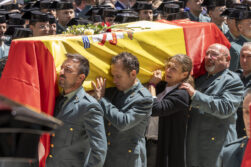 HUELVA, 09/05/2026.- Salida del funeral en honor a los dos agentes de la Guardia Civil fallecidos, este sábado en la Iglesia de la Concepción de Huelva (Andalucía). Dos agentes de la Guardia Civil fallecieron al chocar dos embarcaciones del cuerpo mientras perseguían una narcolancha a 80 millas de la costa de Huelva. EFE/Alberto Di´az