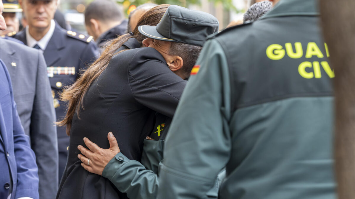 Asistentes a la capilla ardiente de los agentes fallecidos mientras perseguían una narcolancha.