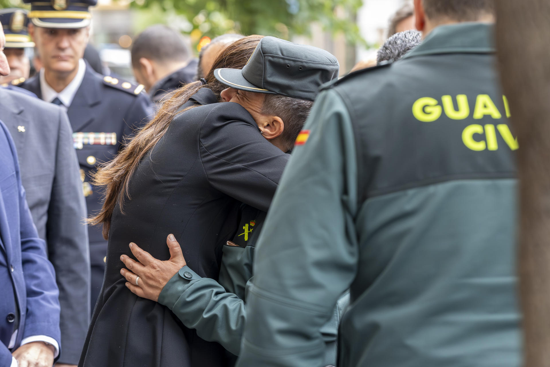 HUELVA (ANDALUCÍA), 09/05/2026.- Asistentes a la capilla ardiente de los agentes fallecidos este sábado, en la Comandancia de la Guardia Civil de Huelva (Andalucía). La Comandancia de la Guardia Civil acoge hoy la capilla ardiente de los dos agentes de la Guardia Civil fallecidos al chocar dos embarcaciones del cuerpo mientras perseguían una narcolancha a 80 millas de la costa de Huelva, y después se celebrará una misa funeral. EFE/ Alberto Di´az