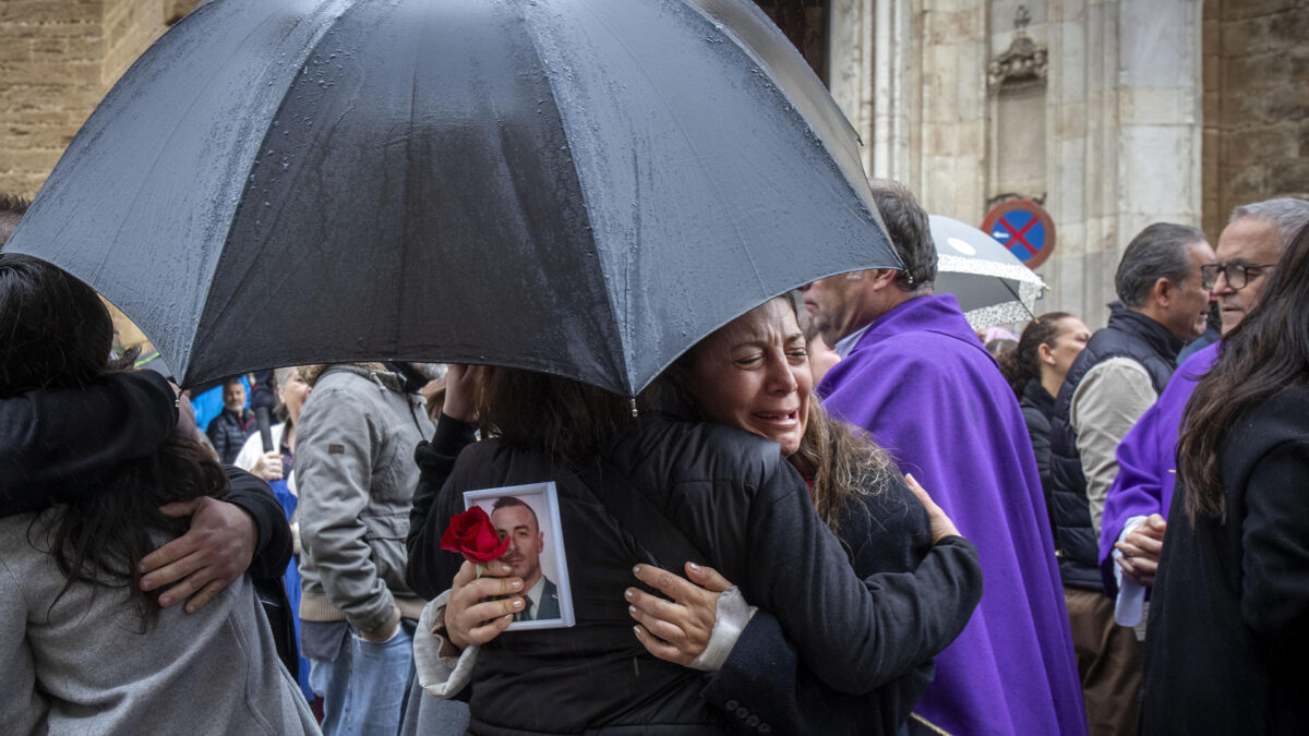 CÁDIZ, 11/02/2024.- Familiares se abrazan en la llegada este domingo a la catedral de Cádiz del féretro con los restos de Miguel Ángel Gómez González, agente del grupo especial de actividades subacuáticas de la Guardia Civil fallecido este viernes en Barbate (Cádiz) al ser arroyado por una narco lancha en el puerto de Barbate. EFE/Román Ríos. EFE/ Román Ríos