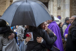 CÁDIZ, 11/02/2024.- Familiares se abrazan en la llegada este domingo a la catedral de Cádiz del féretro con los restos de Miguel Ángel Gómez González, agente del grupo especial de actividades subacuáticas de la Guardia Civil fallecido este viernes en Barbate (Cádiz) al ser arroyado por una narco lancha en el puerto de Barbate. EFE/Román Ríos. EFE/ Román Ríos