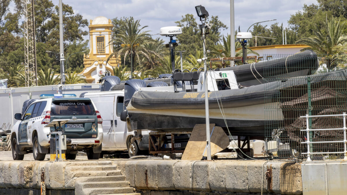 HUELVA, 08/05/2026.- Guardia Civil este viernes, en el muelle de Levante, en Huelva. Uno de los agentes de la Guardia Civil herido grave en el choque de dos embarcaciones del cuerpo mientras perseguían a una narcolancha en Huelva ha fallecido poco después del suceso, han informado a EFE fuentes próximas a la investigación. EFE/ Alberto Di´az