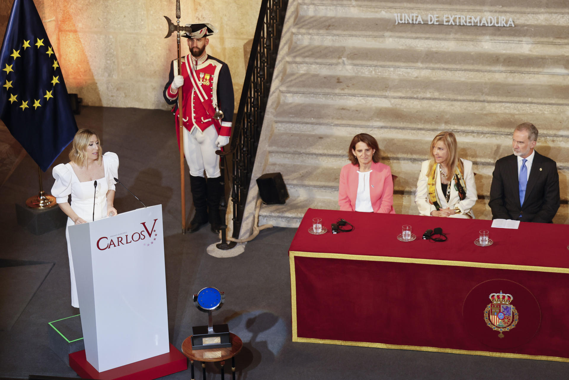 CUACOS DE YUSTE (CÁCERES) (ESPAÑA), 25/05/2026.- La presidenta de Extremadura, María Guardiola (i) da un discurso ante la presidenta del Tribunal Supremo, María Isabel Perelló (2d), la vicepresidenta primera de la Comisión Europea, Teresa Ribera (2i) y el rey Felipe VI (d) durante el acto de entrega del XIX Premio Europeo Carlos V, que en esta edición ha recaído en el Comité Europeo de las Regionales (CDR), que concede La Fundación Academia Europea e Iberoamericana de Yuste, en el Monasterio de San Jerónimo de Yuste (Cáceres). EFE/ Ballesteros