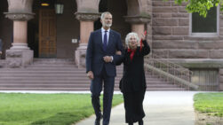 El rey Felipe VI y Margaret Atwood pasean tras la entrega del Premio Joan Margarit de Poesía