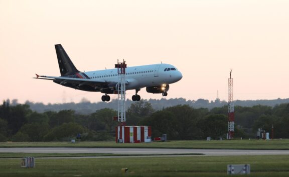 MANCHESTER (United Kingdom), 11/05/2026.- A chartered plane carrying British passengers repatriated from the MV Hondius arrives at Manchester Airport in Manchester, Britain, 10 May 2026. British passengers who do not display symptoms of hantavirus are to isolate in accommodation wards at Arrowe Park Hospital after being repatriated from the Dutch flagged MV Hondius, where eight cases of hantavirus, including three deaths, were reported by the World Health Organization. (Reino Unido) EFE/EPA/ADAM VAUGHAN