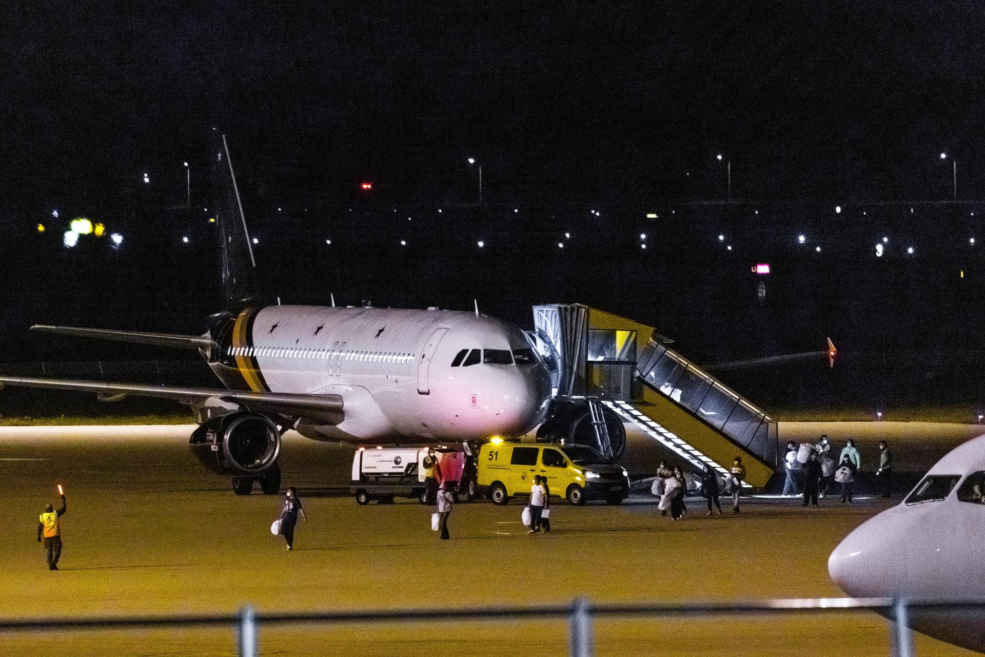 EINDHOVEN (Netherlands), 12/05/2026.- A third evacuation flight from Tenerife lands at Eindhoven Air Base in Eindhoven, the Netherlands, 12 May 2026. The flight carried passengers evacuated from the cruise ship MV Hondius, which was affected by a hantavirus outbreak. (Países Bajos; Holanda) EFE/EPA/ROB ENGELAAR