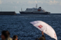 GRANADILLA DE ABONA (TENERIFE), 11/05/2026.- El crucero MV Hondius ha abandonado pasadas las siete de la tarde hora local canaria el puerto de Granadilla, en Tenerife, tras desembarcar a todos sus pasajeros y parte de la tripulación. En la imagen, el barc saliendo por la bocana del puerto de Granadilla. EFE/Ramón de la Rocha