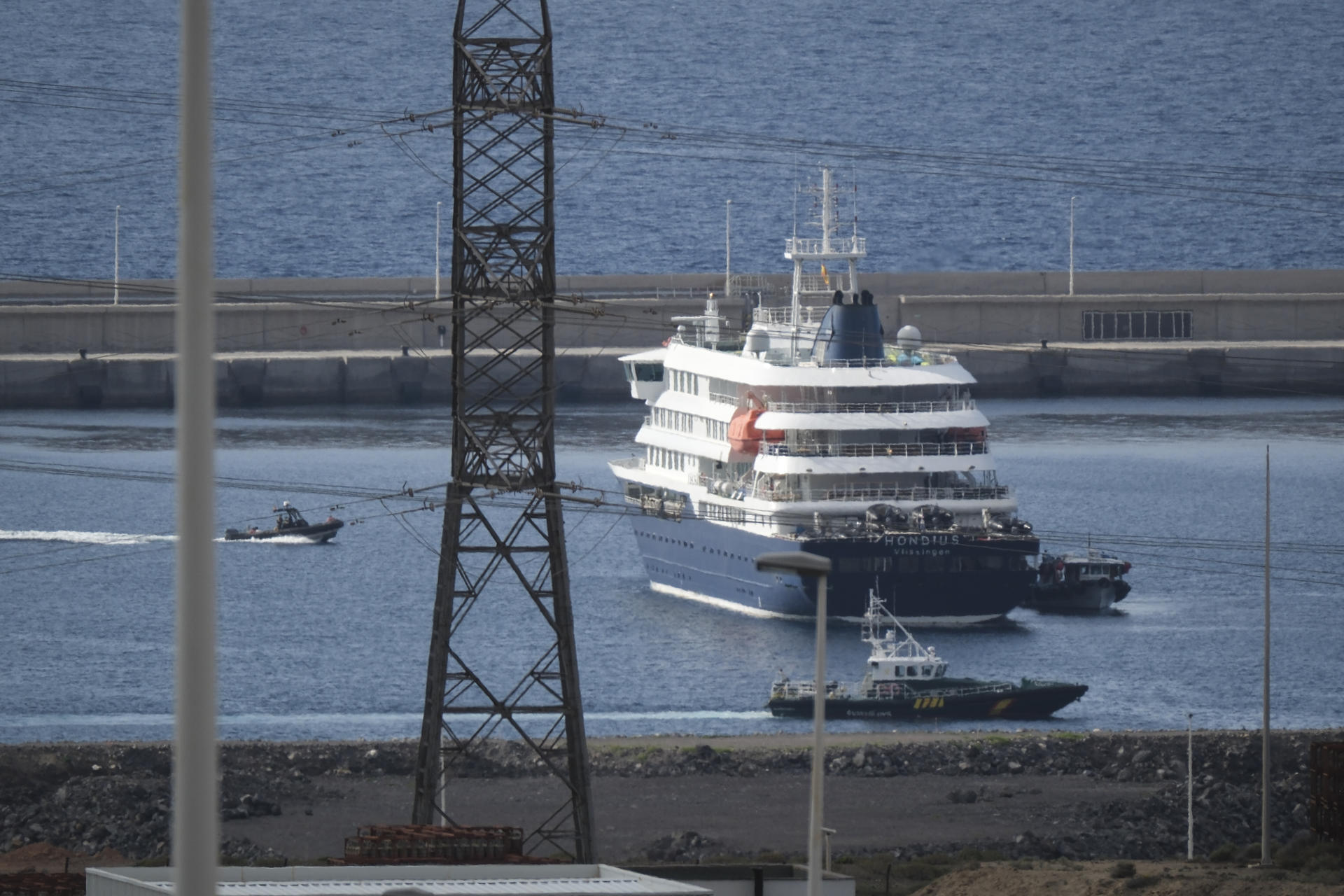 GRAFCAN3660. GRANADILLA DE ABONA (TENERIFE), 10/05/2026.- El dispositivo sanitario organizado por el Gobierno de España y la Organización Mundial de la Salud está desembarcando a los pasajeros del crucero MV Hondius, que sigue fondeado en el puerto de Granadilla de Abona, en el sur de Tenerife. EFE/Alberto Valdés