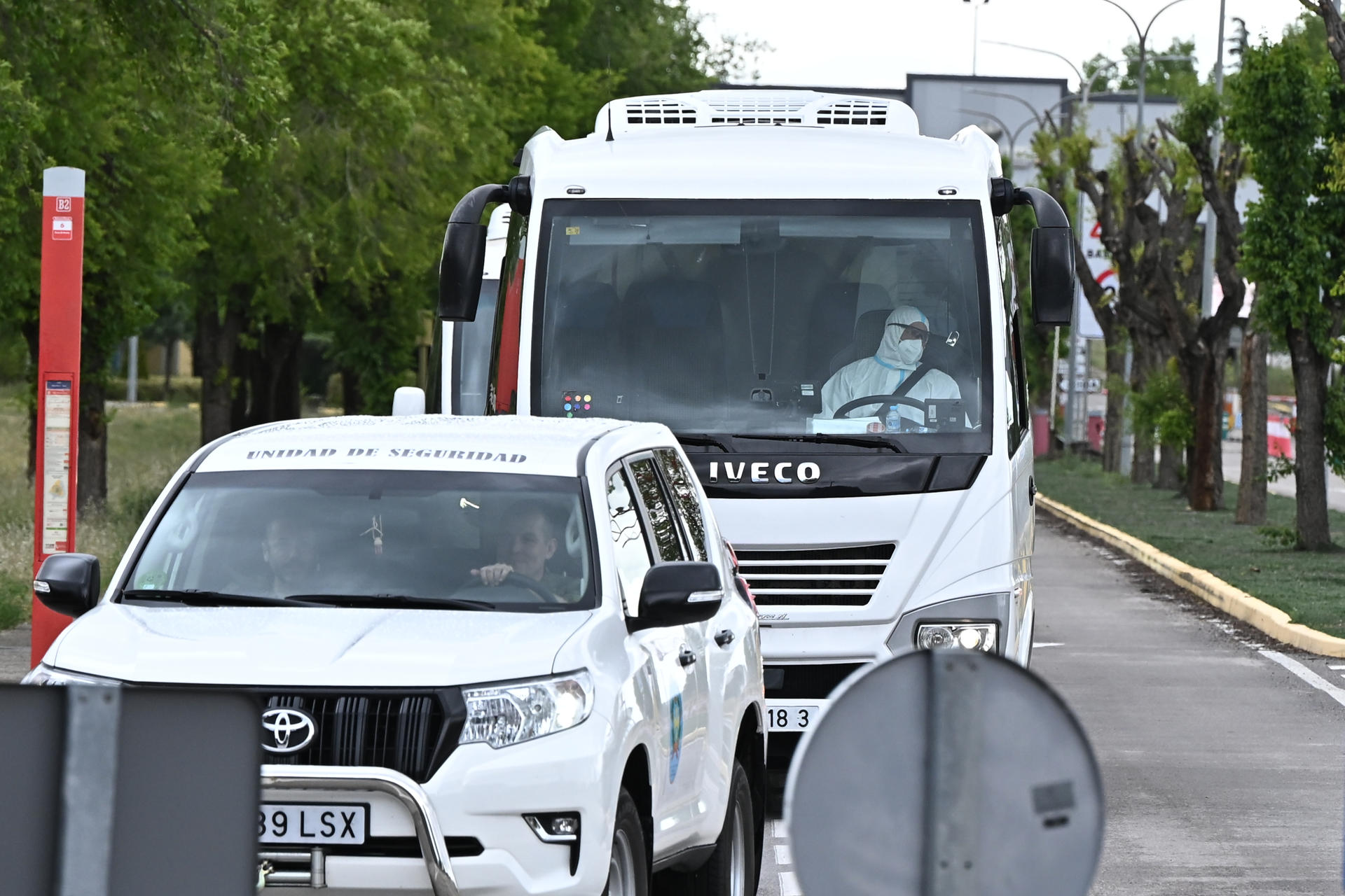 MADRID, 10/05/2026.- Un autobús transporta a los ciudadanos españoles que se encontraban en el crucero MV Hondius este domingo desde la Base Aérea de Torrejón hasta el Hospital Gómez Ulla . El avión militar con los catorce españoles que han sido desembarcados este domingo en Tenerife del crucero MV Hontius afectado por un brote de hantavirus ha aterrizado a las 15:00 horas en la base aérea de Torrejón (Madrid), desde donde serán conducidos al Hospital Gómez Ulla para ponerse en cuarentena. EFE/ Fernando Villar