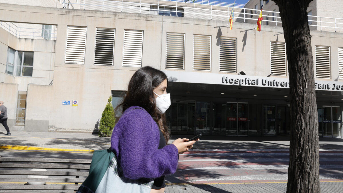 SAN JUAN DE ALICANTE, 08/05/2026.- Entrada del Hospital Universitario de San Juan, hospital de referencia para enfermedades infecciosas. Una mujer ha sido ingresada en Alicante "con síntomas compatibles" de hantavirus que estuvo en contacto con la mujer que falleció en Johanesburgo (Sudáfrica) tras abandonar el Hondius MV. Las autoridades no han confirmado el hospital en el que se encuentra esta mujer. EFE/Pablo Miranzo