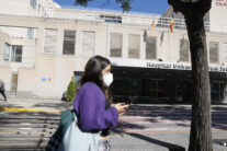 SAN JUAN DE ALICANTE, 08/05/2026.- Entrada del Hospital Universitario de San Juan, hospital de referencia para enfermedades infecciosas. Una mujer ha sido ingresada en Alicante "con síntomas compatibles" de hantavirus que estuvo en contacto con la mujer que falleció en Johanesburgo (Sudáfrica) tras abandonar el Hondius MV. Las autoridades no han confirmado el hospital en el que se encuentra esta mujer. EFE/Pablo Miranzo