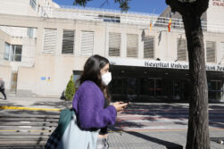 SAN JUAN DE ALICANTE, 08/05/2026.- Entrada del Hospital Universitario de San Juan, hospital de referencia para enfermedades infecciosas. Una mujer ha sido ingresada en Alicante "con síntomas compatibles" de hantavirus que estuvo en contacto con la mujer que falleció en Johanesburgo (Sudáfrica) tras abandonar el Hondius MV. Las autoridades no han confirmado el hospital en el que se encuentra esta mujer. EFE/Pablo Miranzo
