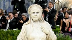 Heidi Klum sorprende a nivel mundial con el look elegido para la Met Gala.