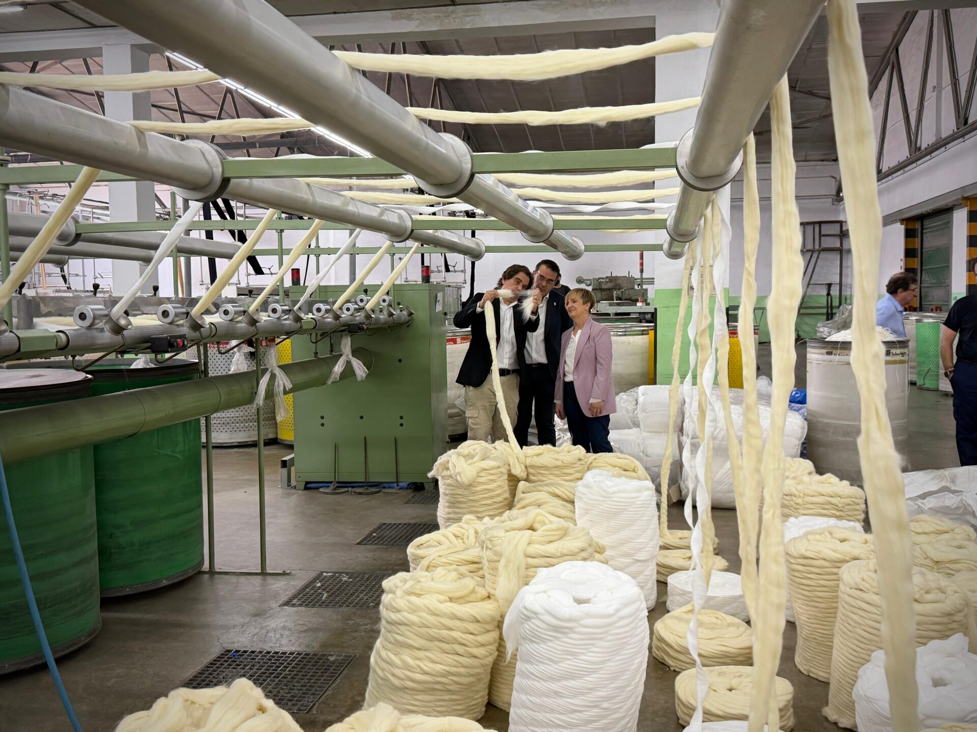 Hilaturas Miel muestra a la consellera Marián Cano los hilos biodegradables