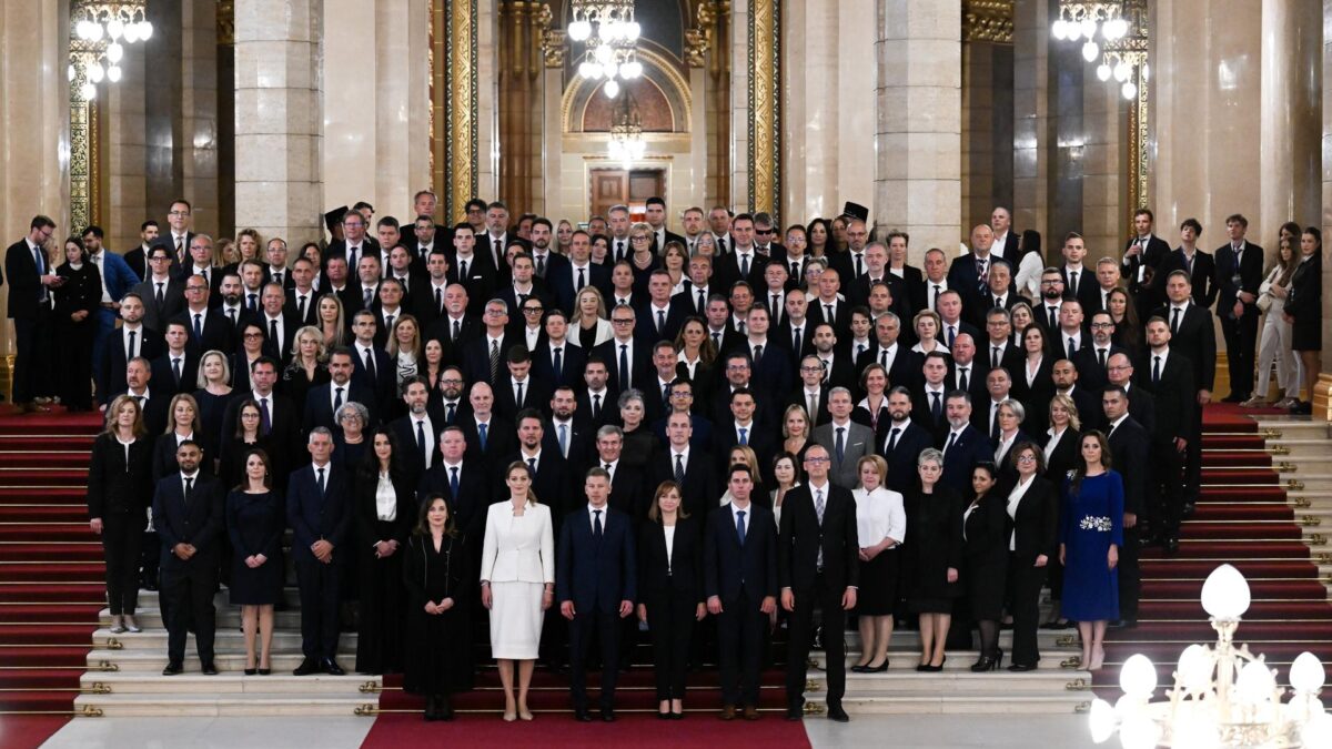 Budapest (Hungary), 09/05/2026.- Faction members of the ruling Tisza party pose for a family photo following the inaugural session of the new National Assembly in Budapest, Hungary, 09 May 2026. In the front row newly inaugurated Prime Minister Peter Magyar (3-L), flanked by Speaker of Parliament Agnes Forsthoffer (3-R) and Tisza's faction leader Andrea Bujdoso. (Hungría) EFE/EPA/Tibor Illyes HUNGARY OUT