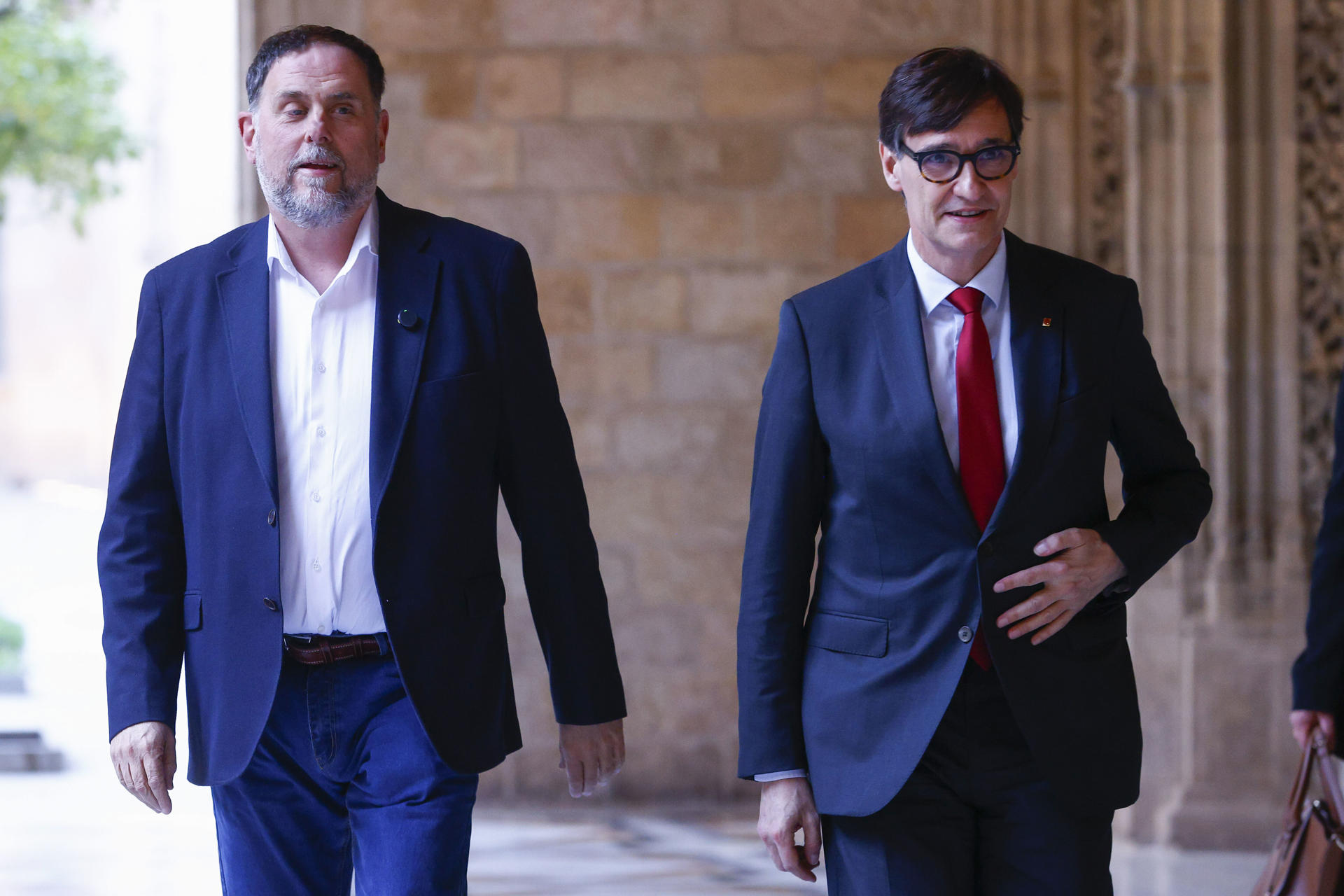 BARCELONA, 10/03/2026.- El presidente catalán, Salvador Illa (dcha), y el líder de ERC, Oriol Junqueras, participan en el acto inaugural del Año Irla, en conmemoración de los 150 años del nacimiento de Josep Irla, presidente de la Generalitat en el exilio, en el que también interviene el presidente del Parlament, Josep Rull. EFE/Quique García