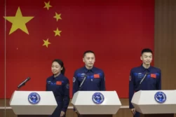Li Jiaying, Zhu Yangzhu y Zhang Zhiyuan, llegan a la rueda de prensa para la presentación de su misión, en el Centro de Lanzamiento de Satélites de Jiuquan, China