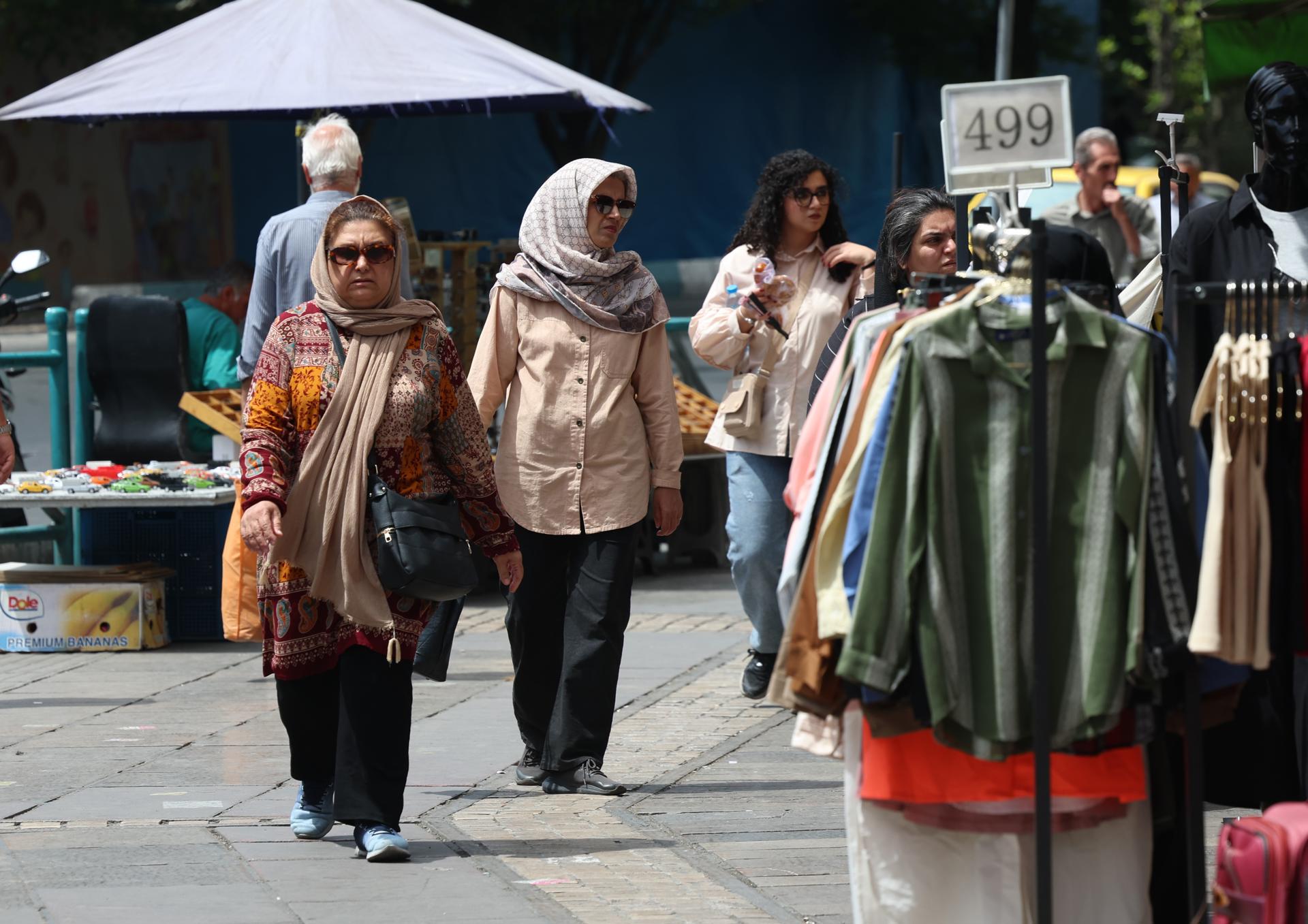 TEHRAN (IRAN(Islamic Republic Of)), 28/05/2026.- Iranians walk in a street market in Tehran, Iran, 28 May 2026. US President Donald Trump recently announced that a potential peace agreement to end the conflict and reopen the Strait of Hormuz has been largely negotiated through Pakistani mediators. However, the US has since launched new strikes in southern Iran. (Teherán) EFE/EPA/ABEDIN TAHERKENAREH RESTRICTIONS: NO Access Israel Media/Persian Language TV Stations Outside Iran/Strictly No Access BBC Persian/VOA Persian/Manoto TV/Iran International TV. (As mandated by Iran's Directorate General for Foreign Media) --