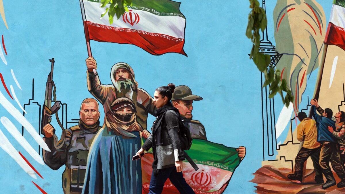 TEHRAN (Iran (Islamic Republic Of)), 04/05/2026.- An Iranian walks next to a wall painting in a street in Tehran, Iran, 04 May 2026. Iranian Foreign Ministry Spokesman Esmaeil Baghaei criticized the US president's plans on the passage of vessels through the Strait of Hormuz, a day after Donald Trump said that Washington would begin escorting ships through the waterway. (Teherán) EFE/EPA/ABEDIN TAHERKENAREH