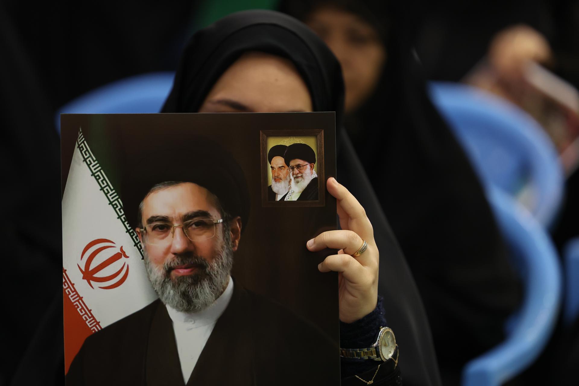 TEHRAN (Iran (Islamic Republic Of)), 24/05/2026.- An Iranian woman holds a picture of Iranian Supreme Leader Ayatollah Mojtaba Khamenei during a memorial ceremony for those killed in the Iran-US-Israel war at Mosallah Mosque in Tehran, Iran, 24 May 2026. The ceremony takes place amid diplomatic efforts, with US President Trump announcing that a potential peace agreement to end the conflict and reopen the Strait of Hormuz has been largely negotiated through Pakistani mediators. (Teherán) EFE/EPA/ABEDIN TAHERKENAREH