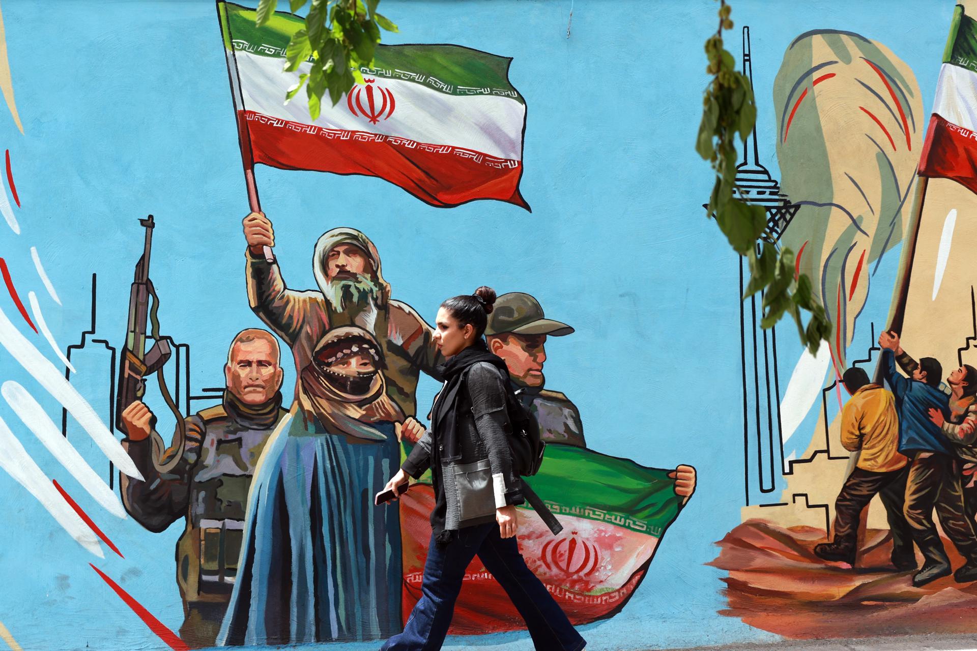 TEHRAN (Iran (Islamic Republic Of)), 04/05/2026.- An Iranian walks next to a wall painting in a street in Tehran, Iran, 04 May 2026. Iranian Foreign Ministry Spokesman Esmaeil Baghaei criticized the US president's plans on the passage of vessels through the Strait of Hormuz, a day after Donald Trump said that Washington would begin escorting ships through the waterway. (Teherán) EFE/EPA/ABEDIN TAHERKENAREH
