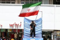 TEHRAN (IRAN(Islamic Republic Of)), 28/05/2026.- A man holds Irans national flag at the Valiasr Square in Tehran, Iran, 28 May 2026. US President Donald Trump recently announced that a potential peace agreement to end the conflict and reopen the Strait of Hormuz has been largely negotiated through Pakistani mediators. However, the US has since launched new strikes in southern Iran. (Teherán) EFE/EPA/ABEDIN TAHERKENAREH RESTRICTIONS: NO Access Israel Media/Persian Language TV Stations Outside Iran/Strictly No Access BBC Persian/VOA Persian/Manoto TV/Iran International TV. (As mandated by Iran's Directorate General for Foreign Media) --