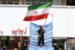 TEHRAN (IRAN(Islamic Republic Of)), 28/05/2026.- A man holds Irans national flag at the Valiasr Square in Tehran, Iran, 28 May 2026. US President Donald Trump recently announced that a potential peace agreement to end the conflict and reopen the Strait of Hormuz has been largely negotiated through Pakistani mediators. However, the US has since launched new strikes in southern Iran. (Teherán) EFE/EPA/ABEDIN TAHERKENAREH RESTRICTIONS: NO Access Israel Media/Persian Language TV Stations Outside Iran/Strictly No Access BBC Persian/VOA Persian/Manoto TV/Iran International TV. (As mandated by Iran's Directorate General for Foreign Media) --