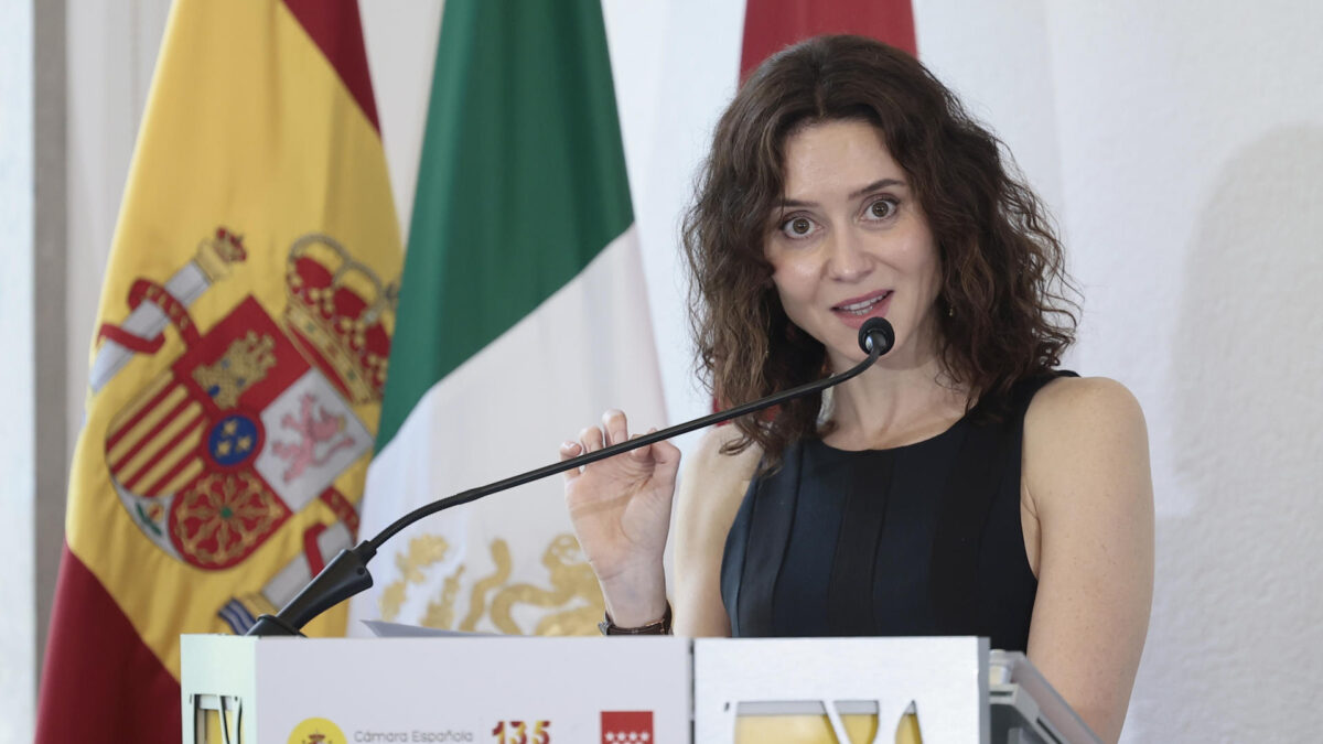 MEX1850. CIUDAD DE MÉXICO (MÉXICO), 04/05/2026.- La presidenta de la Comunidad de Madrid, Isabel Díaz Ayuso, habla este lunes, en la Cámara Española de Comercio en Ciudad de México (México). Ayuso defendió frente a un centenar de inversores, empresarios y representantes de compañías de México y España el trabajo de la gran comunidad hispana y aseguró que México ocupa un lugar prioritario para la inversión bajo el respeto del modelo democrático liberal. EFE/José Méndez