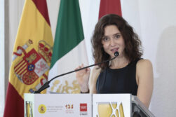 MEX1850. CIUDAD DE MÉXICO (MÉXICO), 04/05/2026.- La presidenta de la Comunidad de Madrid, Isabel Díaz Ayuso, habla este lunes, en la Cámara Española de Comercio en Ciudad de México (México). Ayuso defendió frente a un centenar de inversores, empresarios y representantes de compañías de México y España el trabajo de la gran comunidad hispana y aseguró que México ocupa un lugar prioritario para la inversión bajo el respeto del modelo democrático liberal. EFE/José Méndez