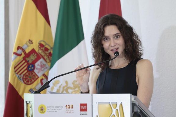 MEX1850. CIUDAD DE MÉXICO (MÉXICO), 04/05/2026.- La presidenta de la Comunidad de Madrid, Isabel Díaz Ayuso, habla este lunes, en la Cámara Española de Comercio en Ciudad de México (México). Ayuso defendió frente a un centenar de inversores, empresarios y representantes de compañías de México y España el trabajo de la gran comunidad hispana y aseguró que México ocupa un lugar prioritario para la inversión bajo el respeto del modelo democrático liberal. EFE/José Méndez