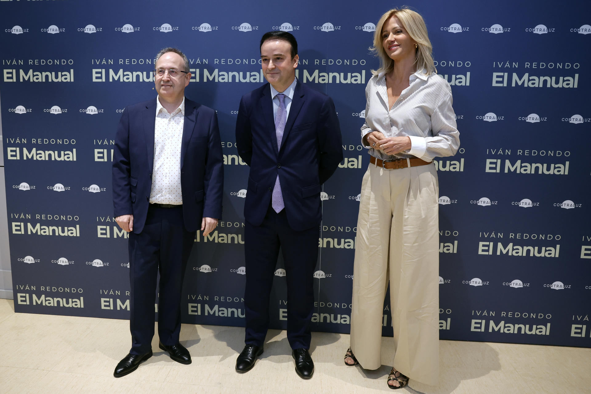 MADRID, 04/05/2026.- Iván Redondo (c), ex director de Gabinete del presidente del Gobierno, Pedro Sánchez, posa junto a la periodista Susanna Griso y al director del Teatro Bellas Artes, Jesús Cimarro, durante la presentación del libro de aquel, 'El Manual', este lunes en Madrid. EFE/Zipi Aragón
