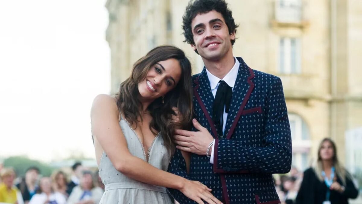 Javier Ambrossi y Macarena García, unidos por su madre Sofía.