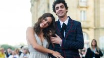 Javier Ambrossi y Macarena García, unidos por su madre Sofía.