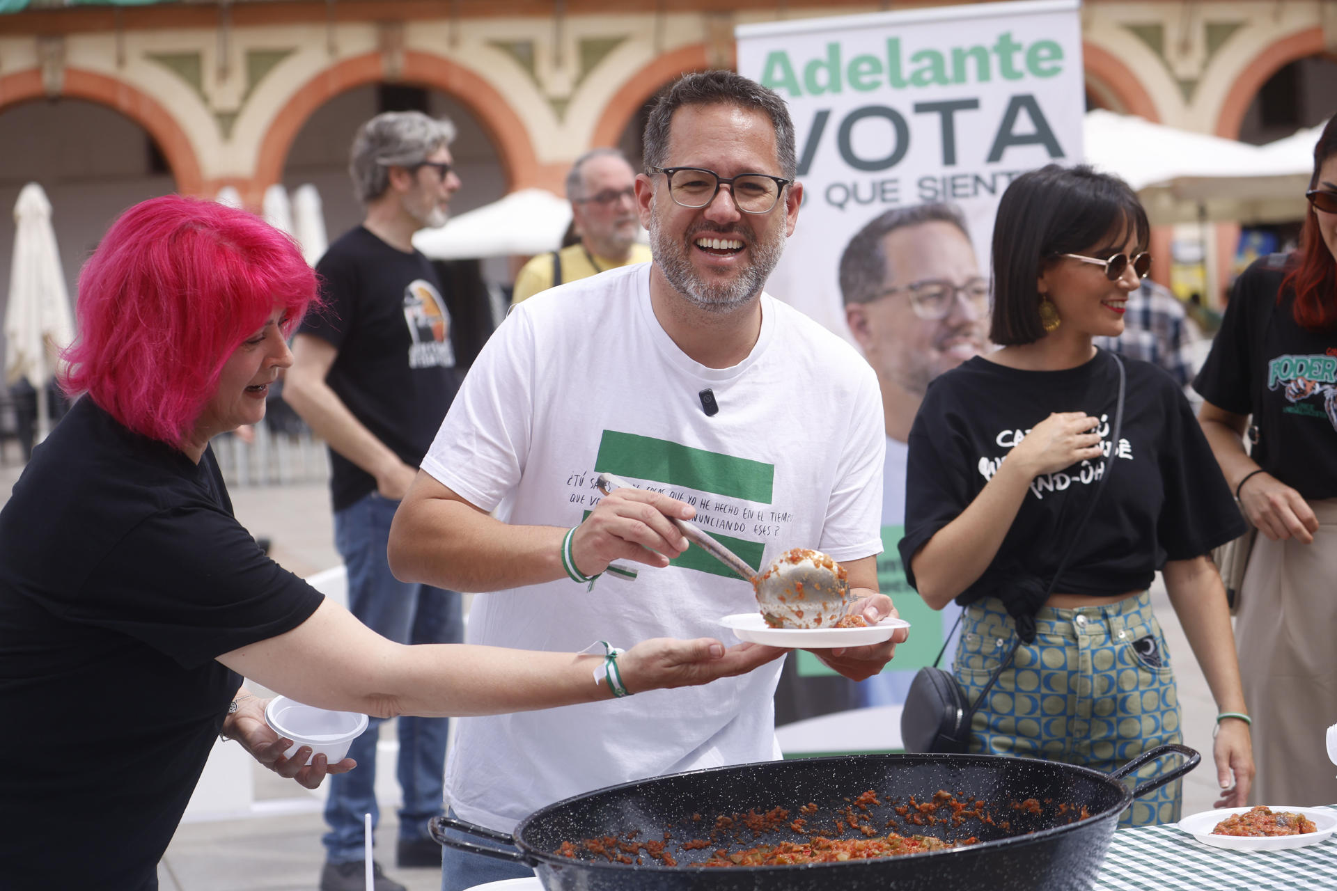 CÓRDOBA, 02/05/2026.- El candidato de Adelante Andalucía a la Presidencia de la Junta, José Ignacio García, sirve este sábado en Córdoba una comida con pisto y salmorejo, que ha repartido entre la ciudadanía, para reivindicar los comedores escolares públicos. EFE/ Salas