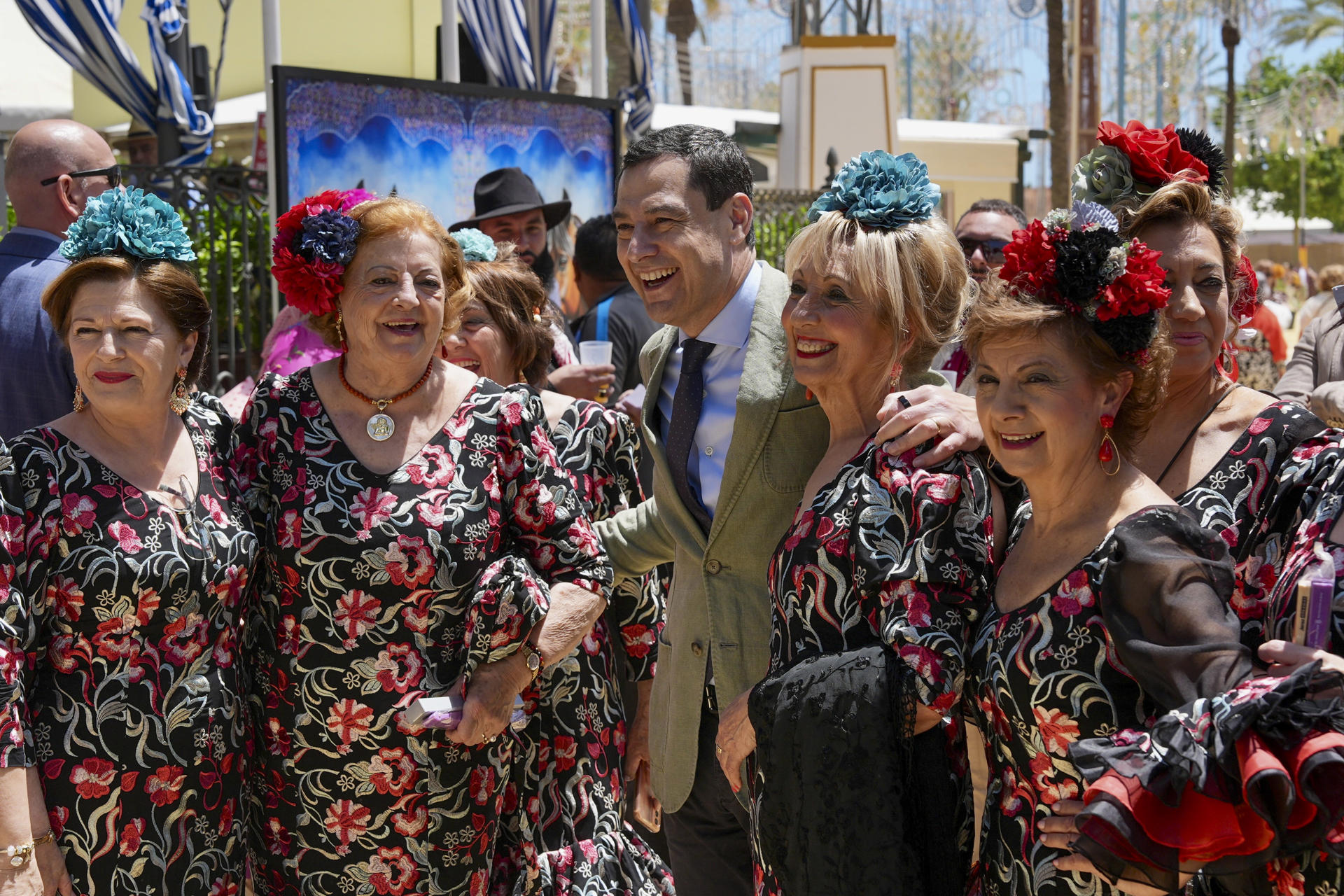 JEREZ DE LA FRONTERA (CÁDIZ), 13/05/2026.- El presidente del PP de Andalucía y candidato a la reelección de la Presidencia de la Junta, Juanma Moreno (c), visita este miércoles la Feria del Caballo de Jerez de la Frontera (Cádiz). EFE/Román Ríos