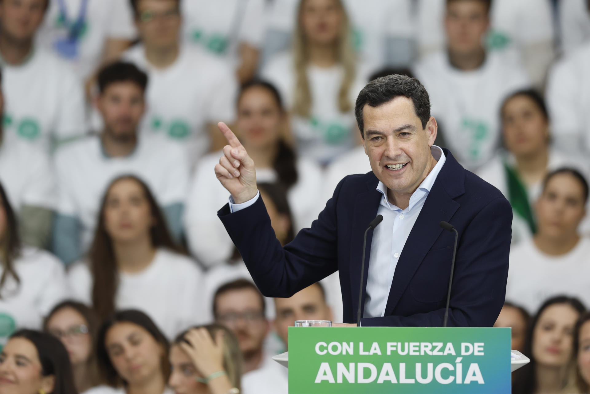 MÁLAGA (ANDALUCÍA), 10/05/2026.- El candidato popular a las elecciones de Andalucía y actual presidente de la Junta, Juanma Moreno, interviene durante un acto de campaña del Partido Popular este domingo, en la Ciudad Deportiva Carranque Javier Imbroda de Málaga (Andalucía). EFE/ Jorge Zapata