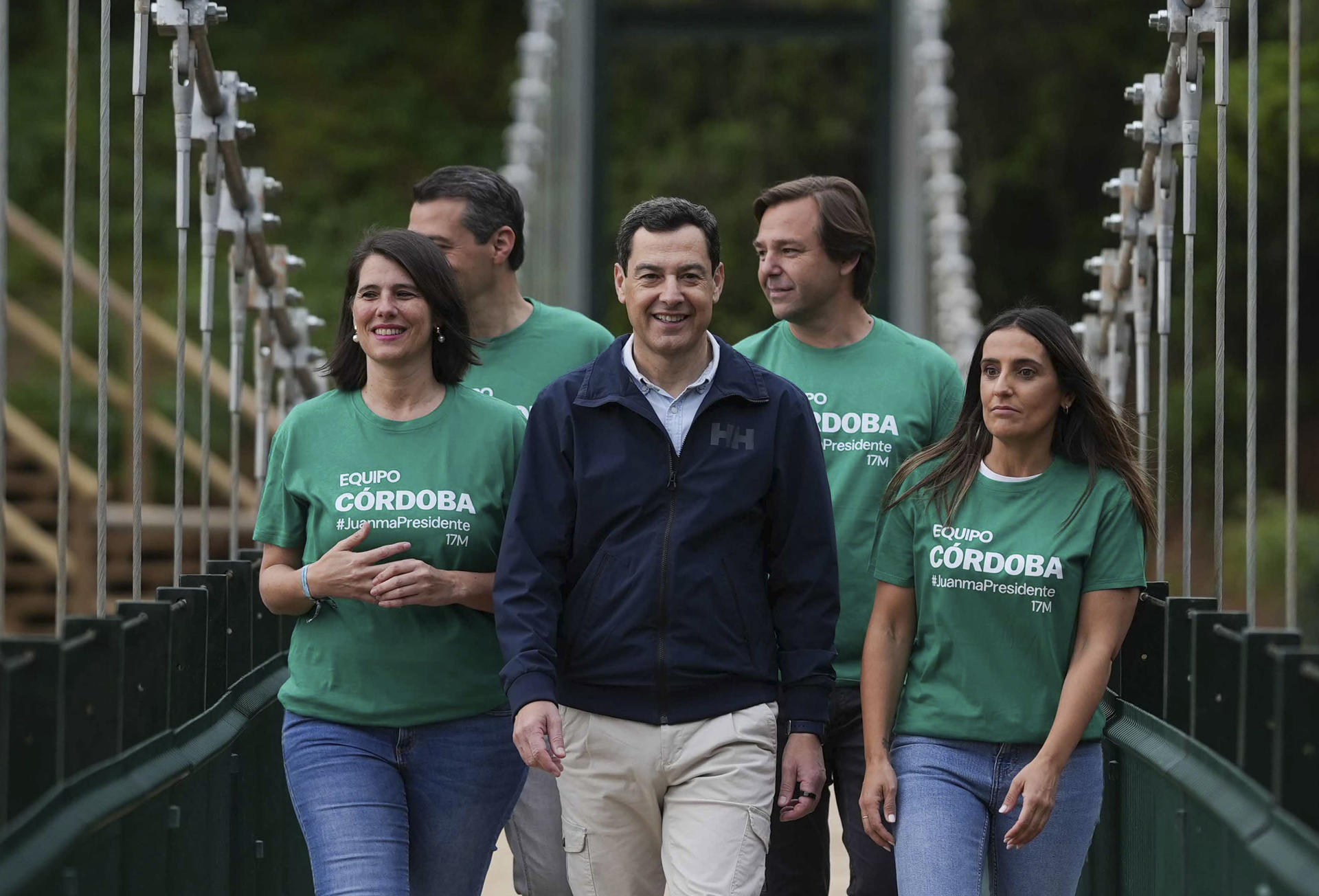 FOTODELDIA CÓRDOBA, 02/05/2026.- El presidente de la Junta y candidato del PP a la reelección, Juanma Moreno, participa en un acto tras recorrer 4 kilómetros del corredor verde de Córdoba, este domingo. EFE/ Rafa Alcaide