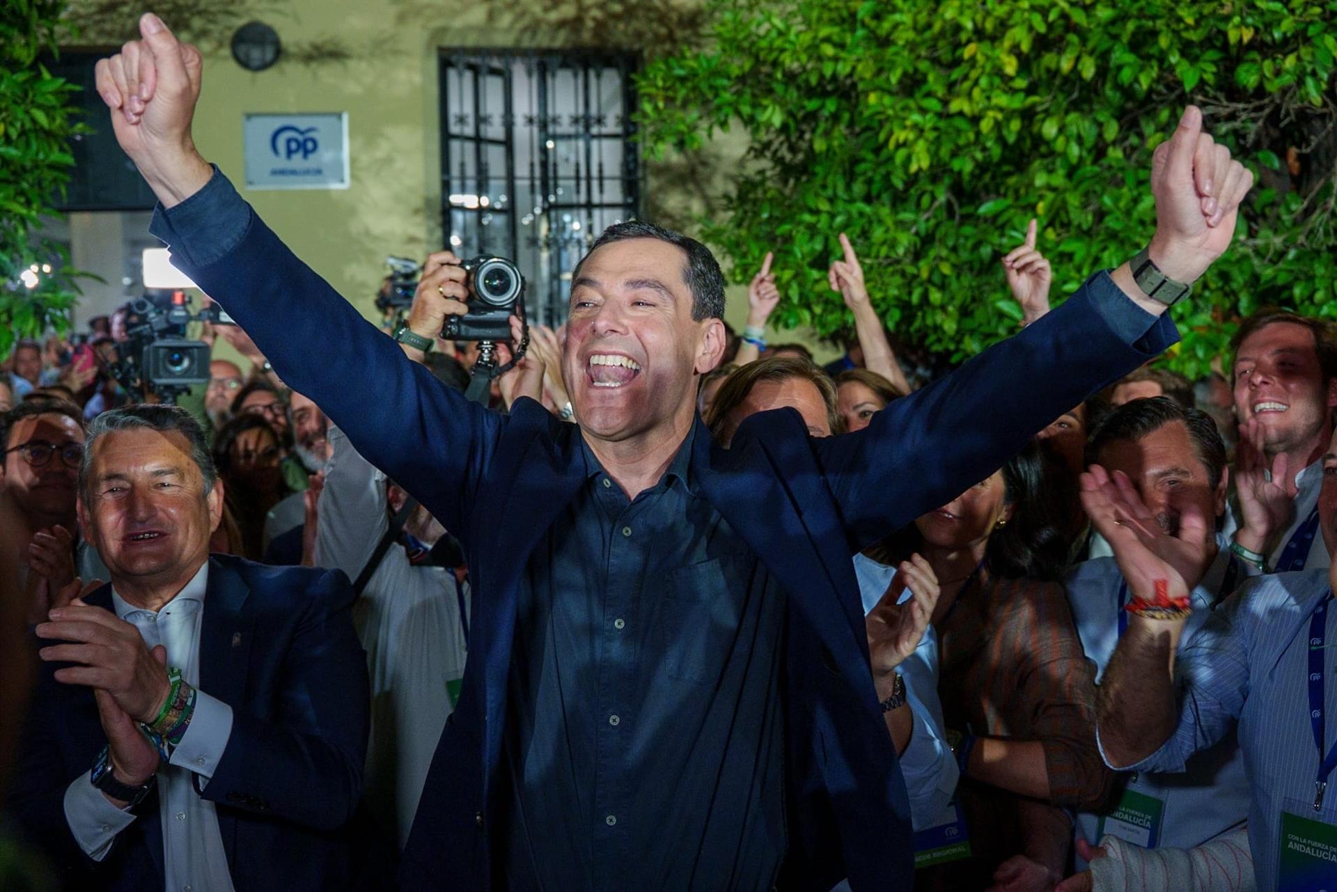 El candidato del PP-A a la reelección como presidente de la Junta, Juanma Moreno, ha celebrado la "importante victoria" obtenida por su partido en las elecciones andaluzas de este domingo. Europa Press
