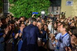 SEVILLA. 17/05/2026.- El candidato a la presidencia de la Junta de Andalucía por el PP, Juanma Moreno, en las puertas de la sede de su partido en Sevilla, donde ha celebrado los resultados electorales andaluces de este domingo. EFE/ Raúl Caro.