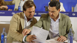 El presidente de la Junta de Andalucía, Juanma Moreno (d), durante la Junta Directiva del PP andaluz