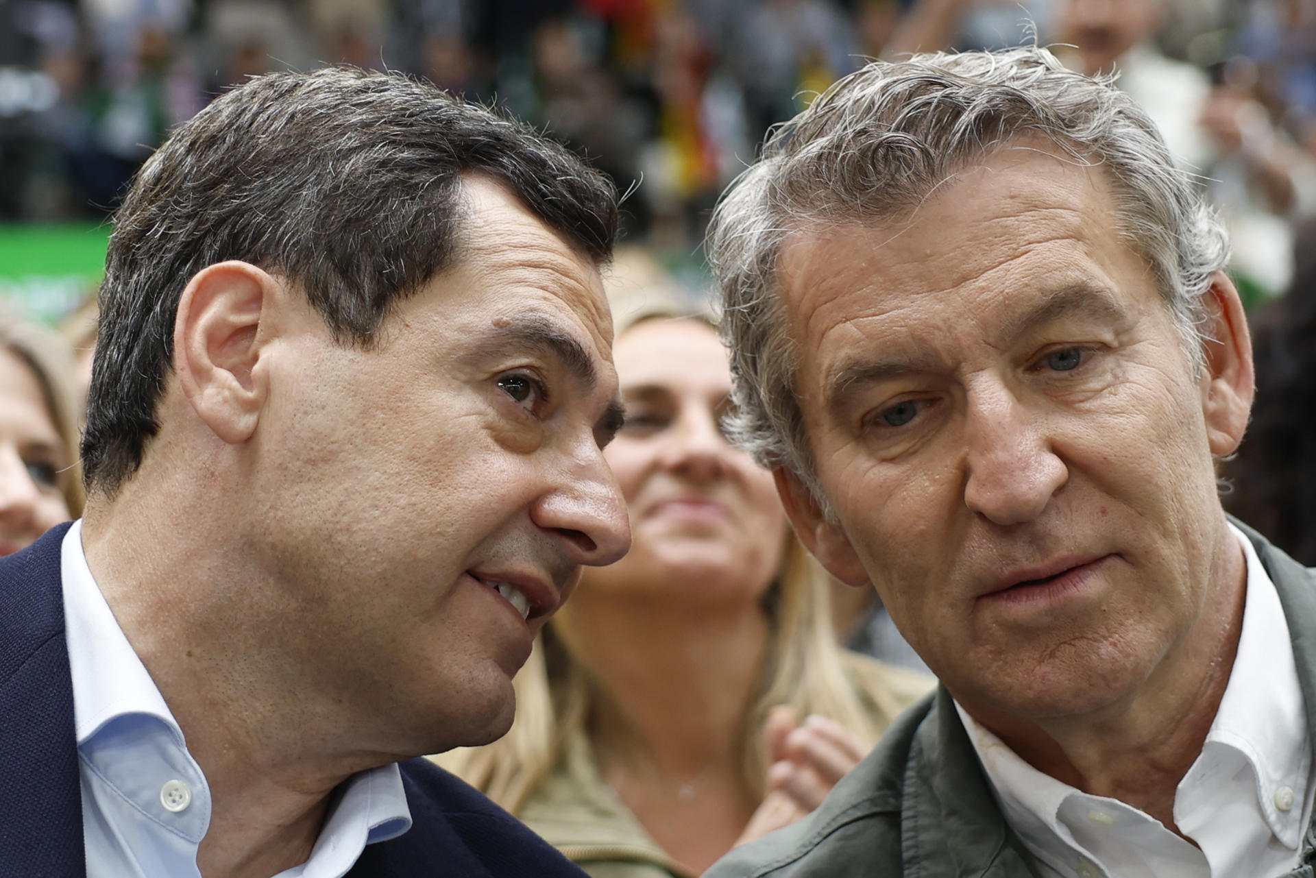 MÁLAGA (ANDALUCÍA), 10/05/2026.- El presidente del PP, Alberto Núñez Feijóo (d), y el candidato popular a las elecciones de Andalucía y actual presidente de la Junta, Juanma Moreno, durante un acto de campaña del Partido Popular este domingo, en la Ciudad Deportiva Carranque Javier Imbroda de Málaga (Andalucía). EFE/ Jorge Zapata