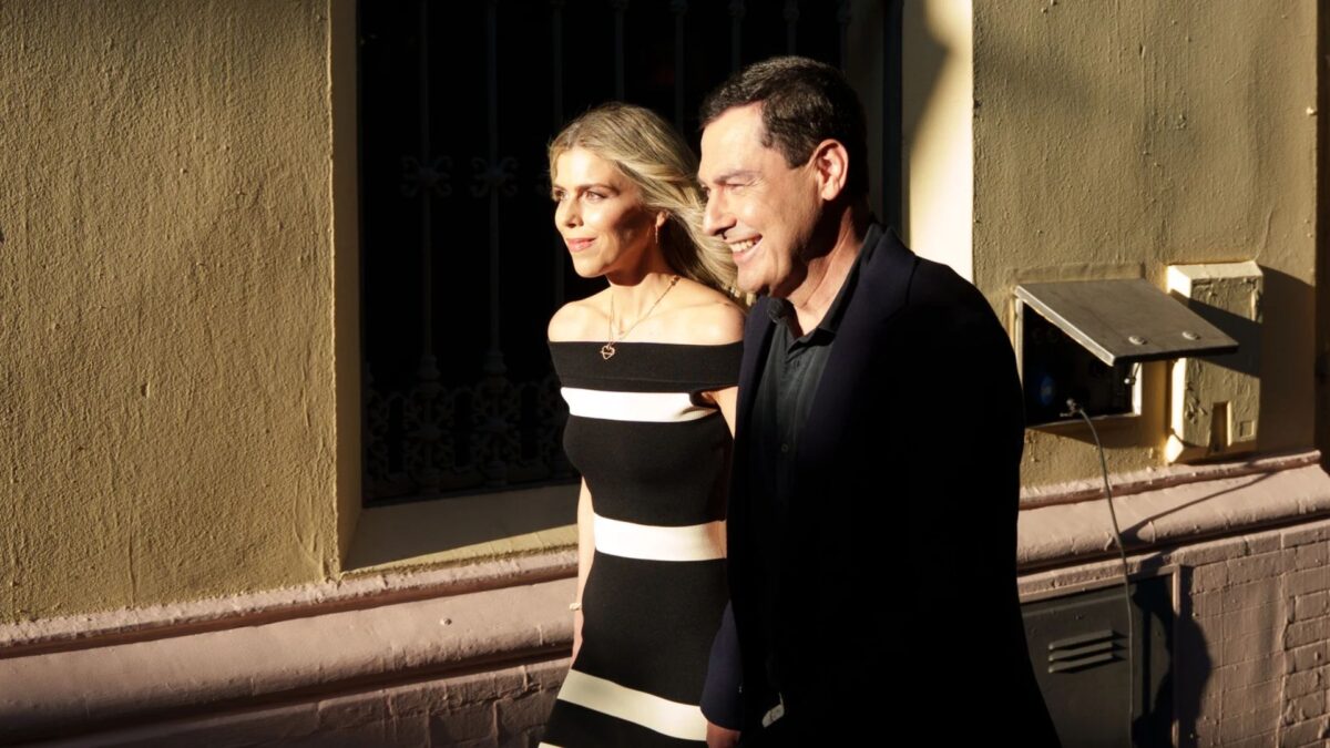Juanma Moreno y Manuela Villena durante el s